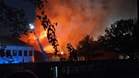 Die Sporthallen der Schillerschule in Flammen