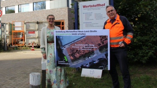 Bild von Bezirksbürgermeisterin Johanna Starke mit aha-Chef Thomas Schwarz am Wertstoffhof Neue-Land-Straße