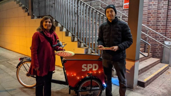 Belgin Zaman und Fabian Lüthe verteilten Schokoherzen am Kleefelder Bahnhof