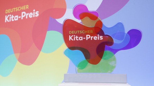 Bild von der Trophäe des Deutschen Kita-Preises