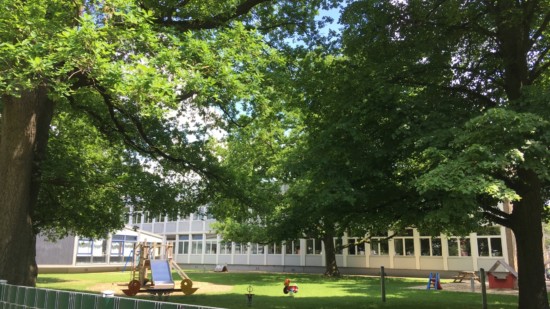 Bild vom Hof der Grundschule an der Nackenberger Straße